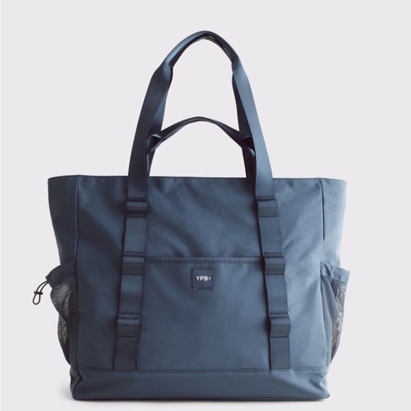 Black tote bag with pocket for suitcase handle - Picture 2 of 6